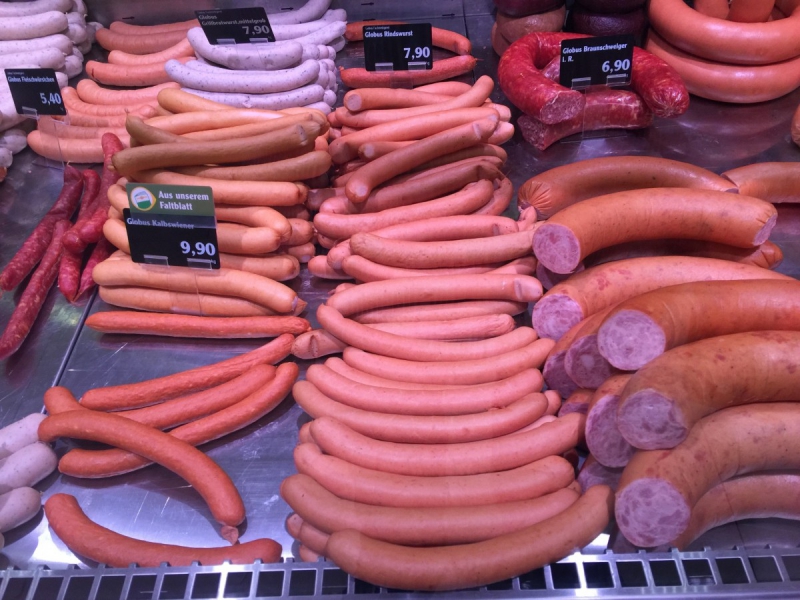 charcuterie-CHATEAUVIEUX-min_sausages_meat_butchery-1069321